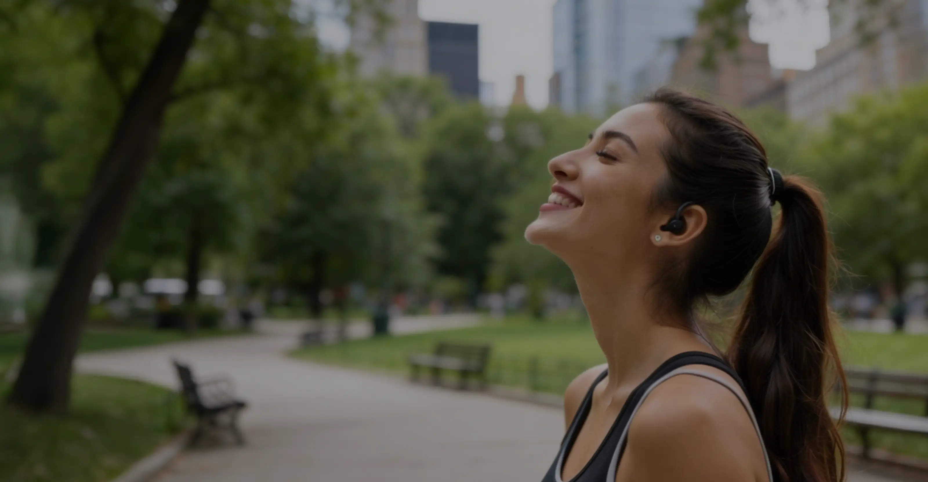 Mujer respirando al aire libre en un parque